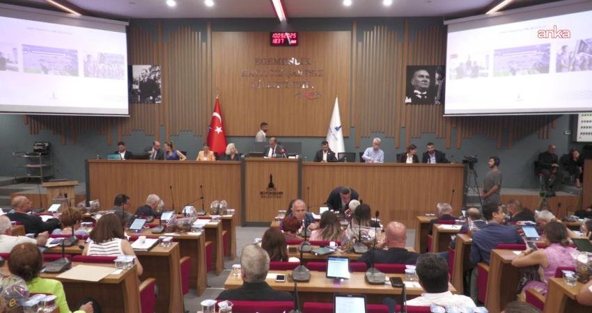 İzmir’de 8 ayda 11 bin 564 yangın meydana geldi İzmir Büyükşehir Belediye Meclisi’nde konuşan Meclis Başkan Vekili Zafer Levent