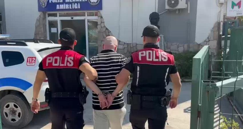 İzmir’de hakkında 29 yıl kesinleşmiş hapis cezası bulunan firari hükümlü yakalandı İzmir'de motosikletli polis timlerince (Yunuslar) yapılan çalışmada, hakkında kesinleşmiş 29