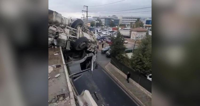 İzmir’de kaza sonrası viyadükte asılı kalan TIR’ın şoförü itfaiye tarafından kurtarıldı İzmir'de yağmurun yağmasıyla kayganlaşan yolda kontrolden çıkarak, 12 metrelik viyadükte asılı