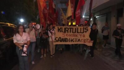 CHP İstanbul İl Başkanlığı’na kayyum atanmasını protesto eden üniversite öğrencileri,