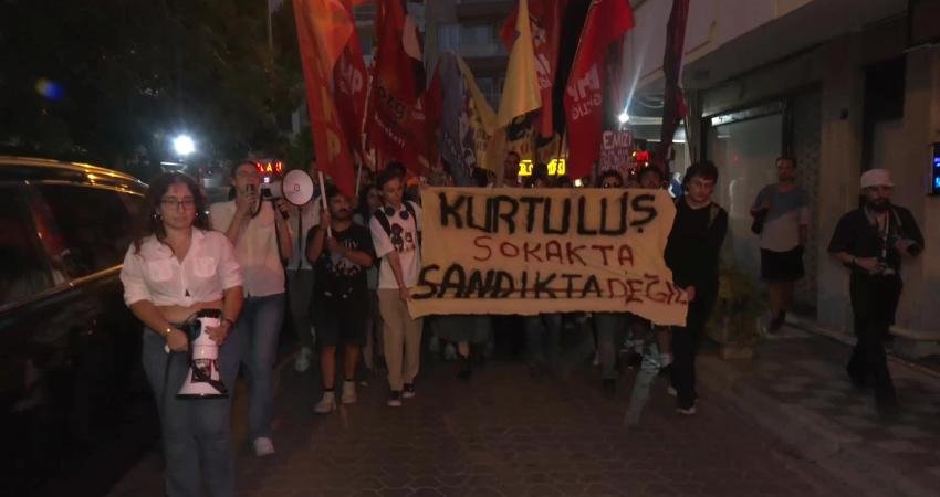 İzmir’de üniversite öğrencilerinden CHP’ye kayyum atamasına tepki: Kurtuluş sokakta, sandıkta değil CHP İstanbul İl Başkanlığı’na kayyum atanmasını protesto eden üniversite öğrencileri,