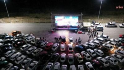 İzmir Büyükşehir Belediyesi’nin Yeniden Sinematek Arabada Film Keyfi etkinliği, birbirinden