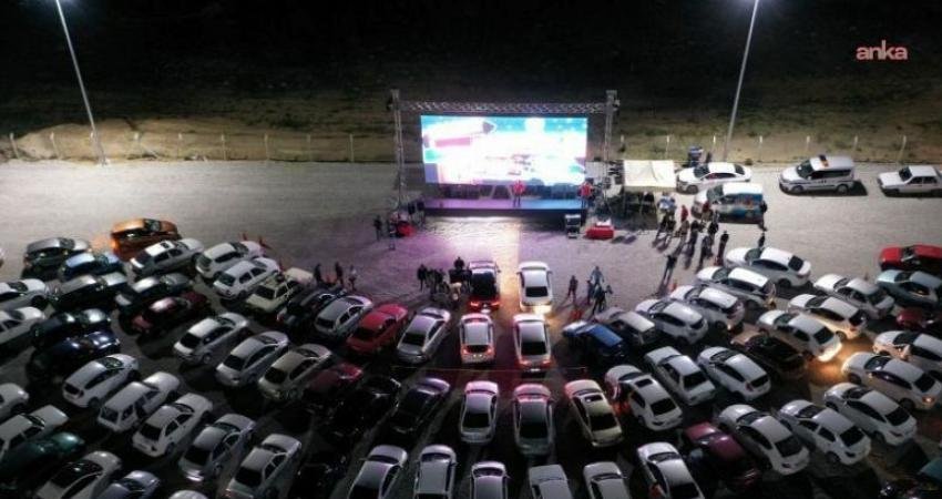 İzmir’de “Yeniden Sinematek Arabada Film Keyfi” başlıyor İzmir Büyükşehir Belediyesi’nin Yeniden Sinematek Arabada Film Keyfi etkinliği, birbirinden