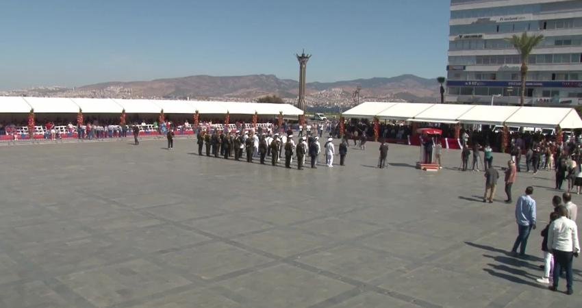 Büyükşehir Belediye Başkanı Tugay: “İzmir, Türkiye Cumhuriyeti’ni var eden ve yaşatan tüm değerlerin kalesi” İzmir Büyükşehir Belediye Başkanı Cemil Tugay, "İzmir, Türkiye Cumhuriyeti'ni var