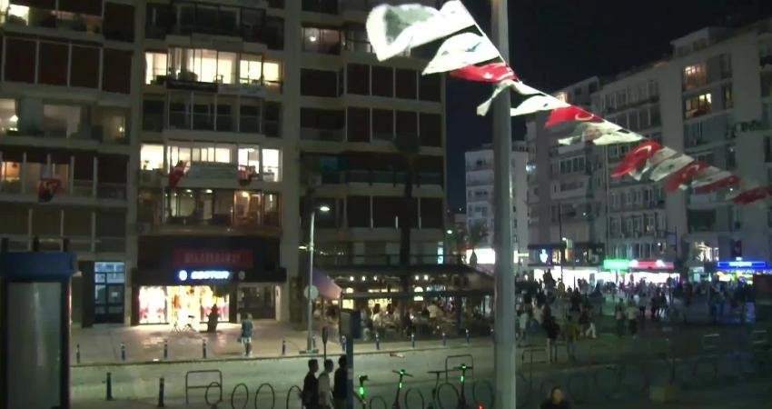 İzmir’in kurtuluşunun 103. yılında fener alayı düzenlendi İzmir’in düşman işgalinden kurtuluşunun 103. yıl dönümü kutlamaları kapsamında Cumhuriyet