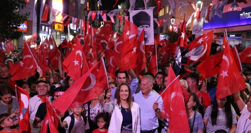 İzmir’in kurtuluşunun 103. yılında Yılmaz Özdil ve Korcan Karar Karşıyaka’da Karşıyaka Belediyesi'nin İzmir’in kurtuluşunun 103. yıl dönümü için düzenleyeceği etkinlikler