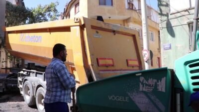 İzmir Büyükşehir Belediyesi, ilçe ilçe asfalt çalışmalarına devam ediyor. İZBETON