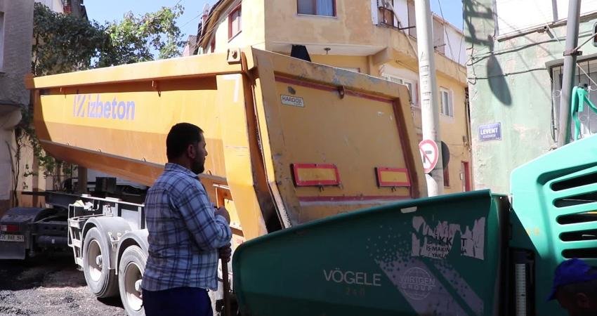 İzmir’in yolları yenileniyor İzmir Büyükşehir Belediyesi, ilçe ilçe asfalt çalışmalarına devam ediyor. İZBETON