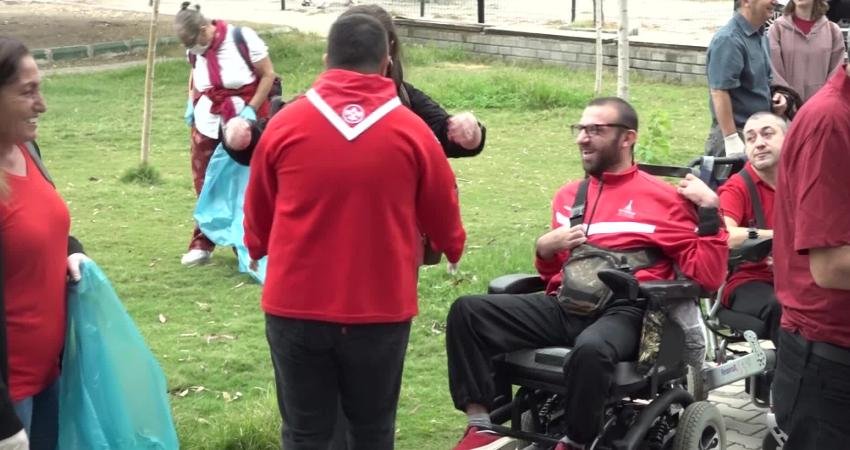 İzmirlilerden dünya rekoru için kıyı temizliği Yaizu Chuo Lisesi’nin Japonya ve dünya genelinde yürüttüğü plaj temizliği