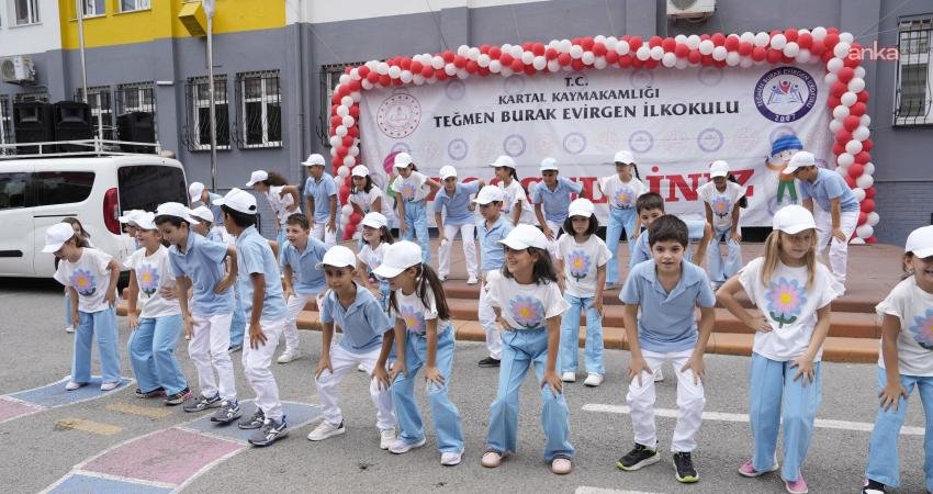 Kartal Belediyesi, 2025-2026 eğitim öğretim yılının ilk ders zilinde öğrencilerin