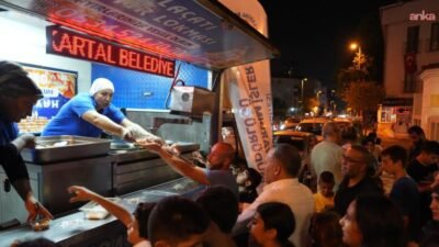 Kartal Belediyesi, Mevlit Kandili dolayısıyla ilçedeki cami önlerinde vatandaşlara hayır