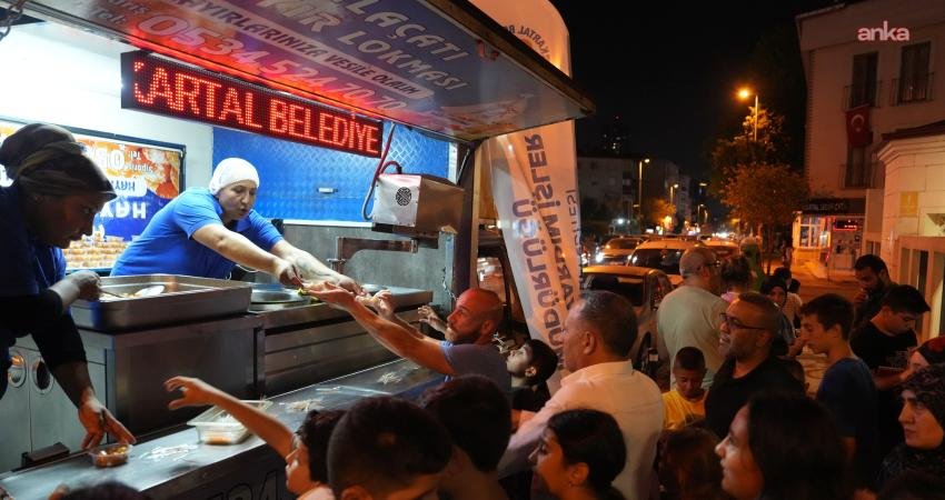 Kartal Belediyesi, Mevlit Kandili dolayısıyla ilçedeki cami önlerinde vatandaşlara hayır