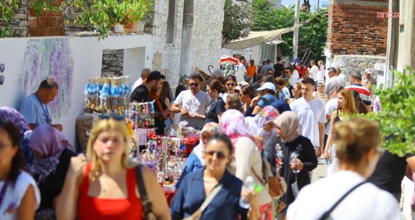 Kavacık Üzüm Festivali’ne on binlerce vatandaş akın etti Karabağlar Belediyesi'nin düzenlediği Kavacık Üzüm Festivali’nin 13'üncüsü gerçekleştirildi. İzmir’in dört