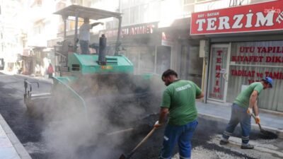 Konak Belediyesi Fen İşleri Müdürlüğü ekipleri, sokaklardaki asfaltlama çalışmalarına devam