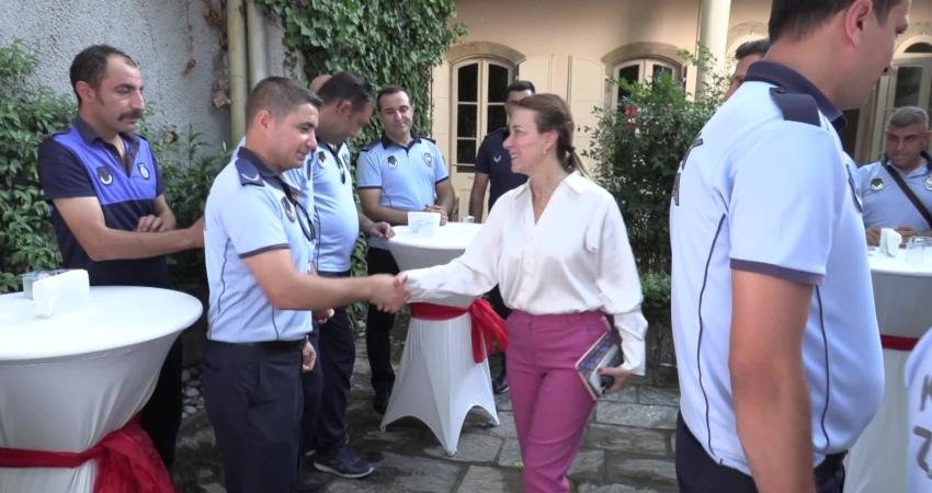 Konak’ta zabıta personeline anlamlı kutlama Konak Belediyesi Zabıta Müdürlüğü ekipleriyle bir araya gelerek Zabıta Teşkilatı’nın