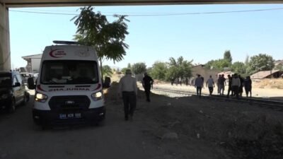 Malatya'nın Yeşilyurt ilçesinde yük treninin çarptığı yaya ağır yaralandı.