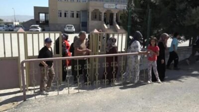 Malatya'nın Battalgazi ilçesi Özdemir Mahallesi sakinleri, 15 yıldır uygulanan öğrenci