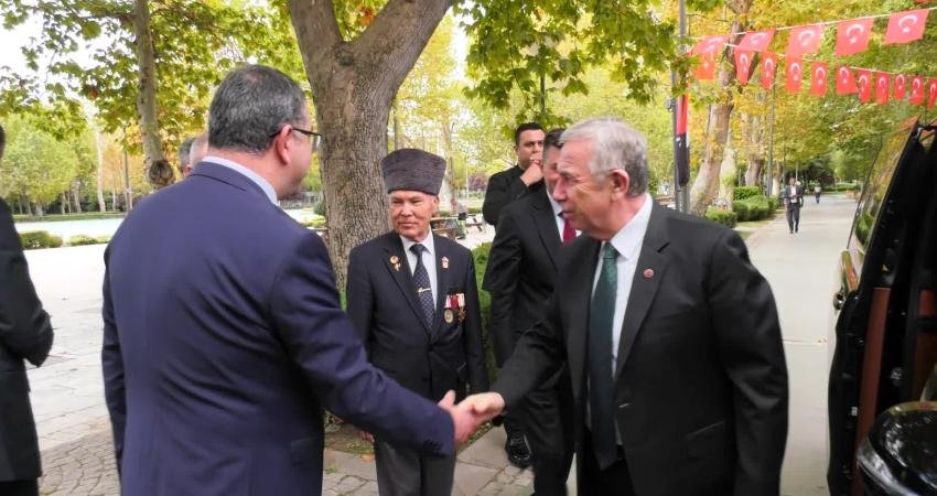 Mansur Yavaş, gazi ve şehit yakınlarıyla bir araya geldi Ankara Büyükşehir Belediye (ABB) Başkanı Mansur Yavaş, 19 Eylül Gaziler