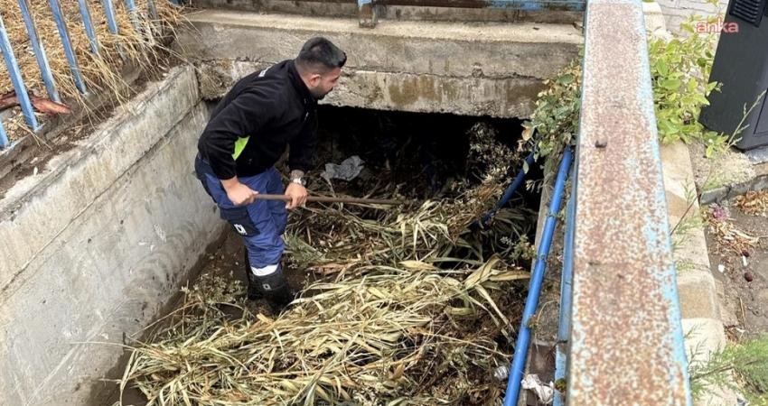 Menderes’te dere yatakları ve kanallar temizlendi Menderes’te artan yağışlar öncesi Menderes Belediyesi, İZSU ile gerçekleştirdiği ortak