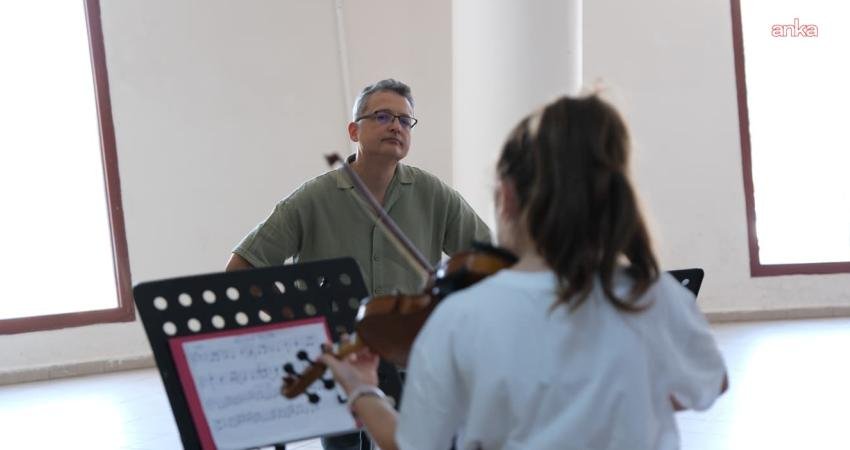 Narlıdere’nin Çocuk Senfoni Orkestrası yeni dönem çalışmalarına başladı Narlıdere Belediyesi Çocuk Senfoni Orkestrası, seçmelerin tamamlanması ve okulların da