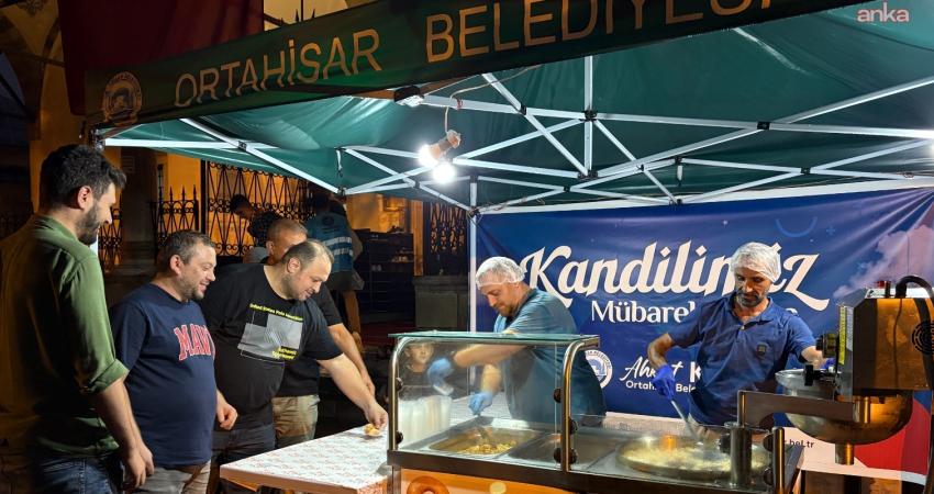 Ortahisar Belediyesi, Mevlit Kandili’nde lokma ve helva ikramı yaptı Ortahisar Belediyesi tarafından Mevlit Kandili dolayısıyla ilçede belirlenen camilerin önlerinde