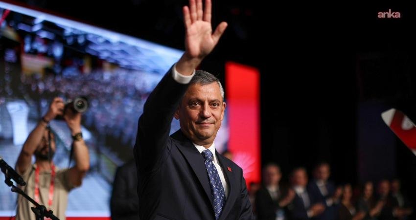 CHP'nin 22. Olağanüstü Kurultayı'nda yeniden genel başkan seçilen Özgür Özel,