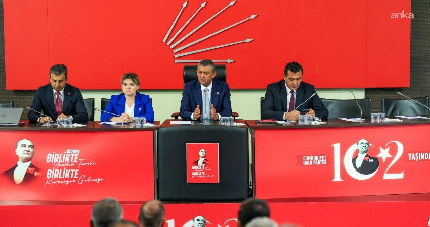 CHP Genel Başkanı Özgür Özel, başkanlık ettiği İl Başkanları Toplantısı'nda