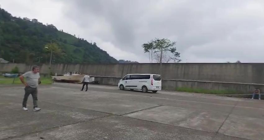 Pazar’da kafes balık çiftliği kurmak isteyen şirketin malzemelerini taşıma çalışması tepkiler üzerine yarıda kaldı Rize’nin Pazar ilçesine bağlı Balıkçılar Köyü'nde kurulmak istenen kafes tipi balık