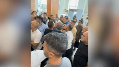 Tuzla Belediyesi önünde bir grup, "imar hakkı transferi ve kentsel
