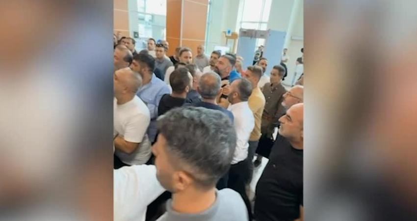 Tuzla Belediyesi önünde bir grup, "imar hakkı transferi ve kentsel