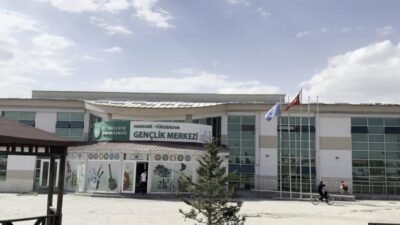 Hakkari’nin Yüksekova ilçesinde Gençlik Merkezi Müdürü Cüneyt Öner’in eşi Serap