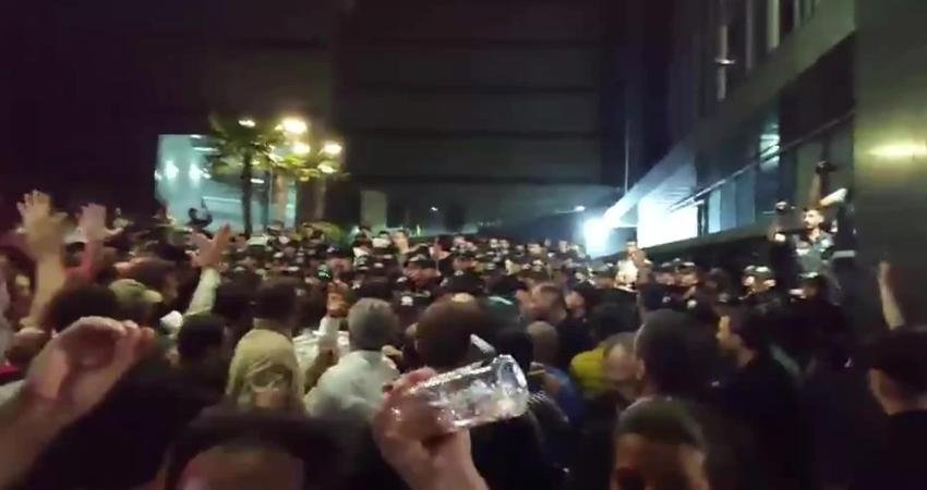 CHP İstanbul İl Başkanlığı'nın çevresinin polis tarafından abluka altına alınması