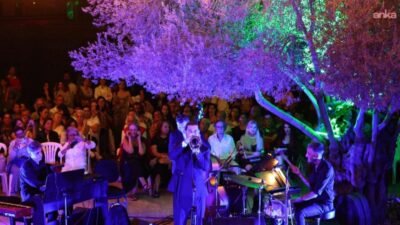 Her yıl Ahmed Adnan Saygun Sanat Merkezi bahçesindeki zeytin ağacının