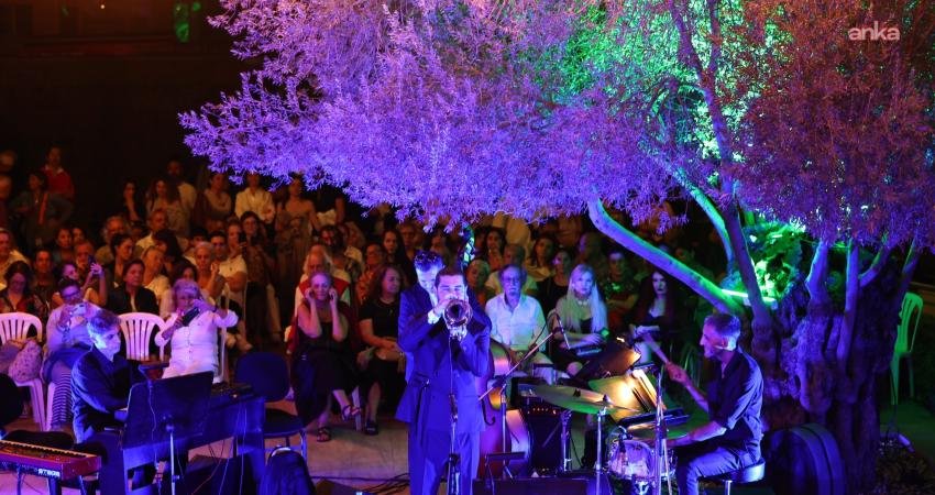 Her yıl Ahmed Adnan Saygun Sanat Merkezi bahçesindeki zeytin ağacının