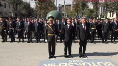 Cumhuriyetin ilanının 102. yılı kutlamaları kapsamında Malatya’da Atatürk Anıtı önünde