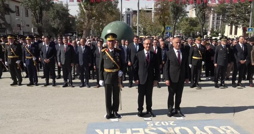 Malatya Valisi Yavuz: “Cumhuriyet, milletimizin özgürlük ve çağdaşlaşma idealinin simgesidir” Cumhuriyetin ilanının 102. yılı kutlamaları kapsamında Malatya’da Atatürk Anıtı önünde