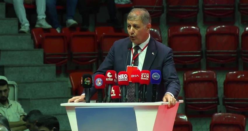 İzmir Büyükşehir Belediye Başkanı Cemil Tugay: Bütün mücadele hayatı boyunca kardeşimin yanındayım 39. Cumhuriyet Halk Partisi (CHP) İzmir İl Başkanlığı kongresinde konuşan