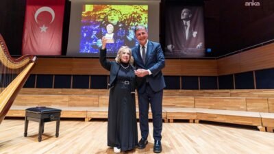 Bizimizmir Homeros Ödülleri töreninde konuşan İzmir Büyükşehir Belediye Başkanı Cemil