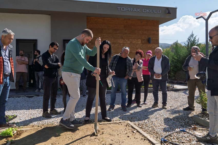 Toprak analizi ile hem çiftçi hem de toprak korunuyor İzmir Büyükşehir Belediyesi, hem üreticinin gelirinin artmasını hem de doğanın