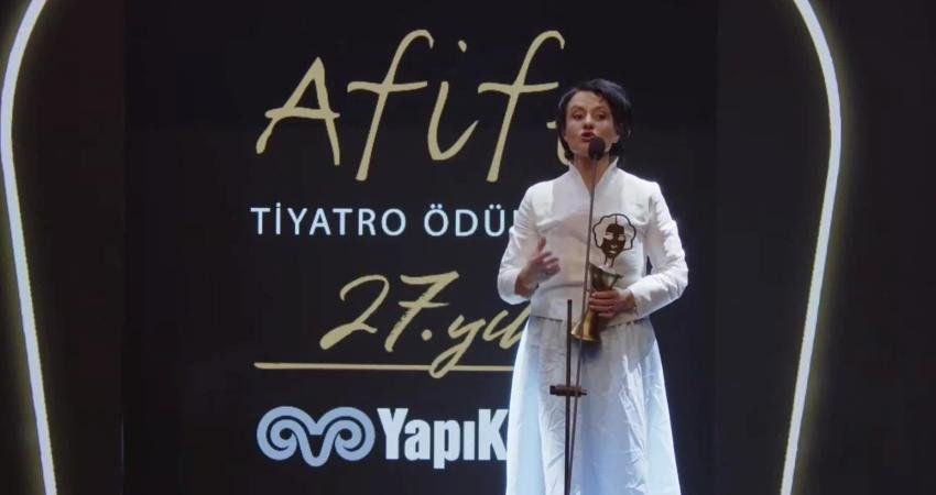 27'nci Afife Tiyatro Ödülleri töreninde "En iyi kadın oyuncu" ödülünü