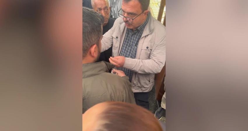 Aksaray’da Kapalı Çarşı’da imitasyon takıyı, gerçek takı ile değiştirmeye çalıştığı