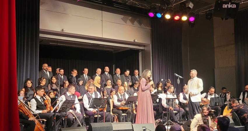 Şef Tamer Bekmezci yönetimindeki Allegro Türk Müzik Korosu, Türkiye’den gelen