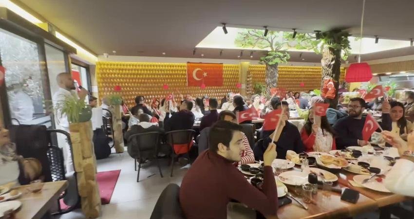 Almanya’nın 17 kentinde eş zamanlı olarak marşlar eşliğinde Cumhuriyet Bayramı kahvaltıları düzenlendi Almanya’da 6 yıl önce kurulan ve gurbetçilerin sosyal hayata katılımını