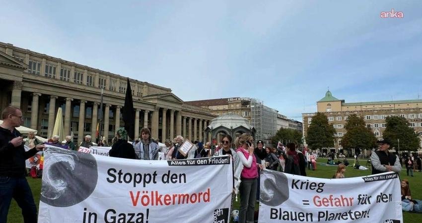 Almanya’nın Stuttgart kentinde binlerce kişi barış ve silahsızlanma talebiyle sokağa