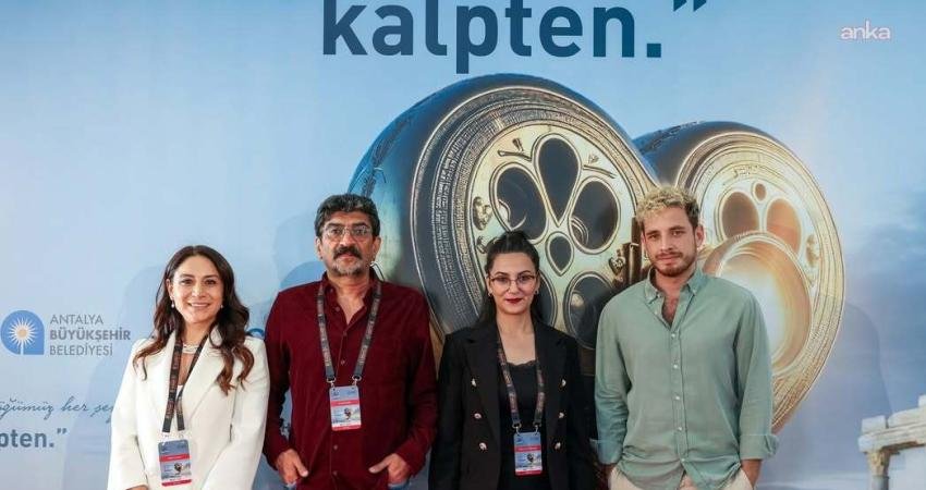 Altın Portakal Film Festivali’nde “sinemada emeğin görünmeyen yüzü” tartışıldı… Oyuncu Üzümoğlu: “Sektörde sınıf bilinci oluşmuyor” Altın Portakal Film Festivali'nde sinemada emeğin görünmeyen yüzü tartışıldı. Oyuncu
