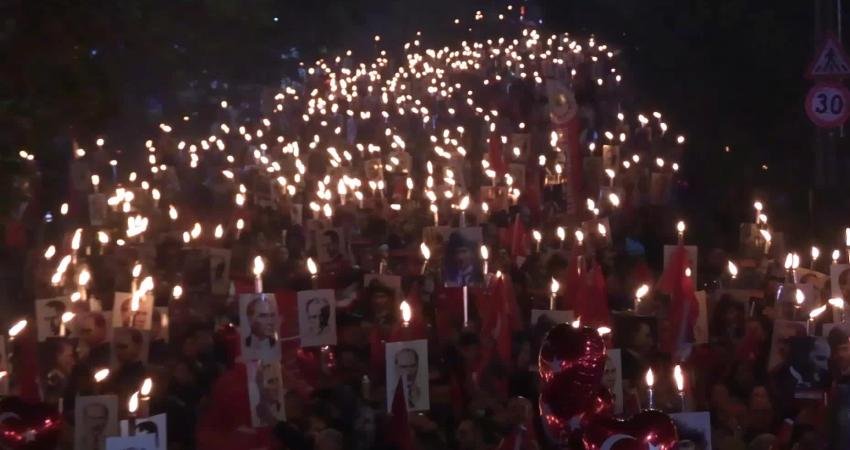 Cumhuriyetin 102. yıl dönümü Ataşehir’de çeşitli etkinliklerle kutlandı. Fener alayına katılan