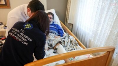 Bakırköy Belediyesi'nin "Evde Yardımcı Sağlık" hizmetleri kapsamında yatağa bağlı, yaşlı