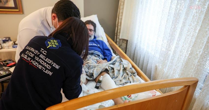 Bakırköy Belediyesi'nin "Evde Yardımcı Sağlık" hizmetleri kapsamında yatağa bağlı, yaşlı