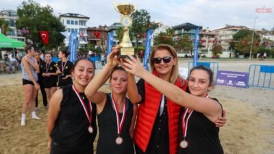 Bakırköy Belediyesi, Yeşilköy Sahil Marina’da 8 takımın katıldığı “Plaj Voleybolu
