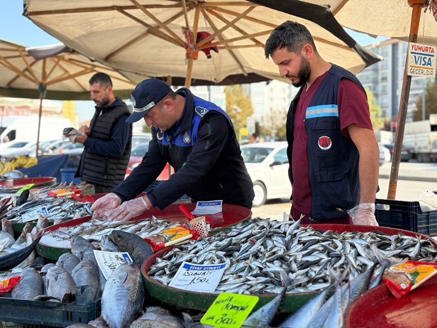 Balık tezgâhlarına Sincan Belediyesi zabıta ekiplerinden sıkı denetim Balık sezonunun açılmasıyla birlikte Sincan Belediyesi Zabıta ekipleri, semt pazarlarında
